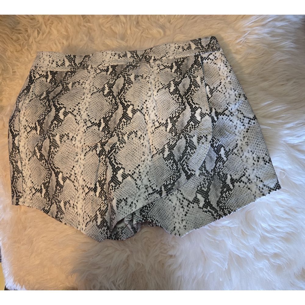 Chic Snake Print Women's Skorts